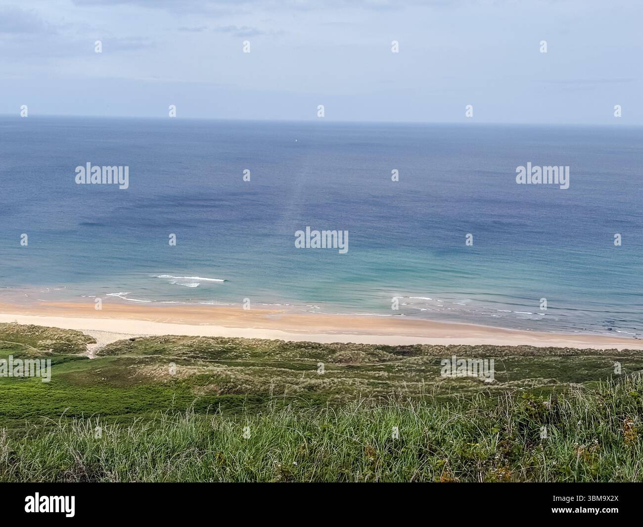 Paesaggio costiero in Irlanda con una spiaggia sabbiosa, dune e vista sull'oceano. Sfondo naturale panoramico per viaggi e turismo. Foto Stock