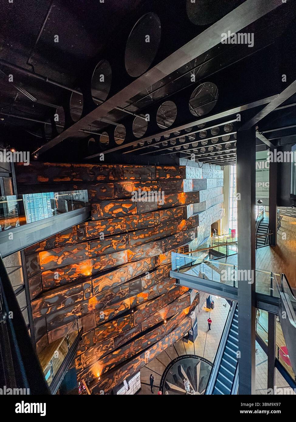 Gli interni del museo del Titanic, Belfast, Irlanda. Architettura moderna che raffigura lo scafo della nave e i ponti all'interno del museo. Foto Stock