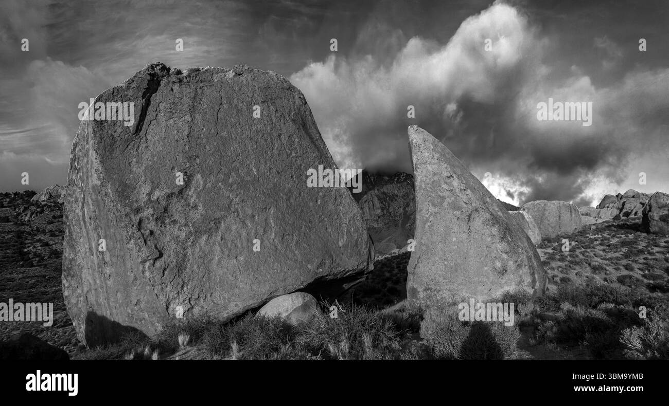 Alba nell'area ricreativa Buttermilk Boulders con le gloriose montagne della Sierra Nevada sullo sfondo. Foto Stock