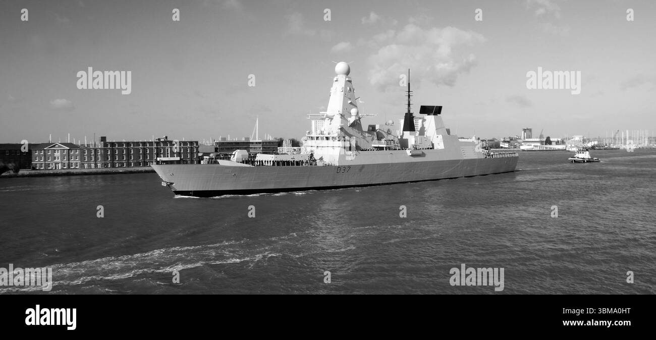 HMS Duncan 037 Type 45 cacciatorpediniere classe audace 0n è un viaggio inaugurale fuori dal porto di Portsmouth sul solent Foto Stock
