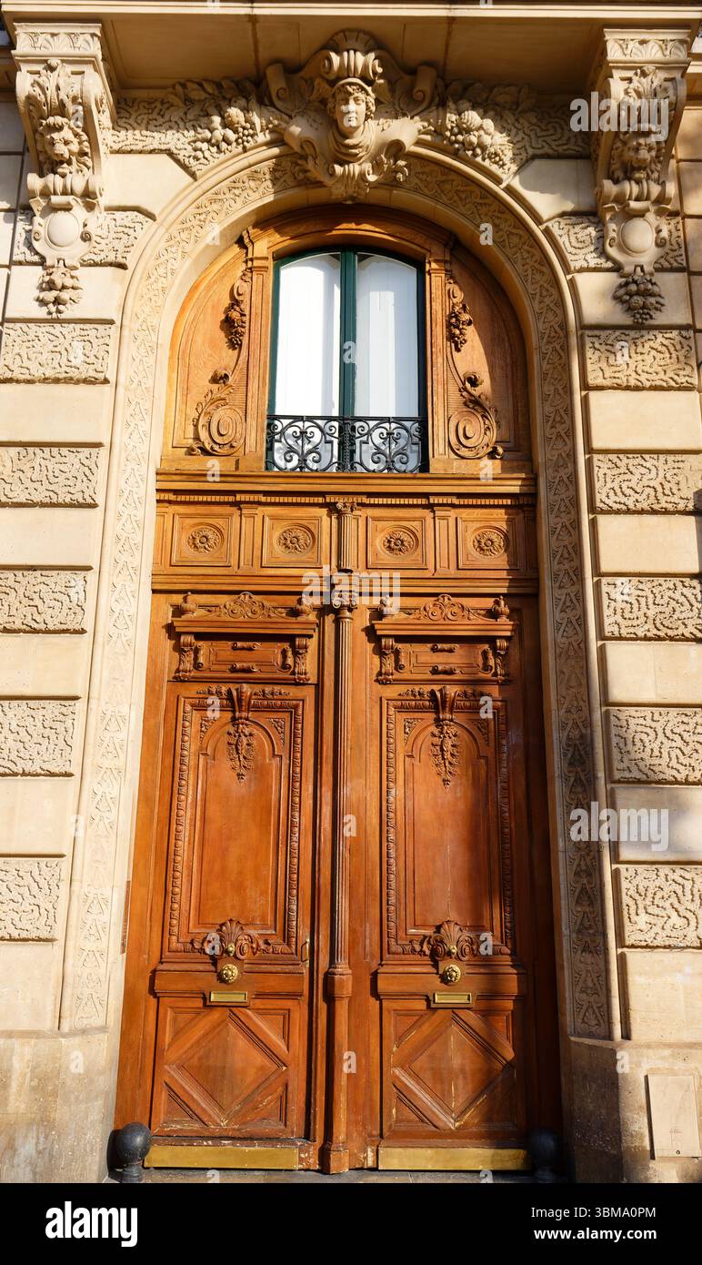 Vecchia porta ornata a Parigi, Francia - tipico vecchio edificio di appartamenti. Foto Stock