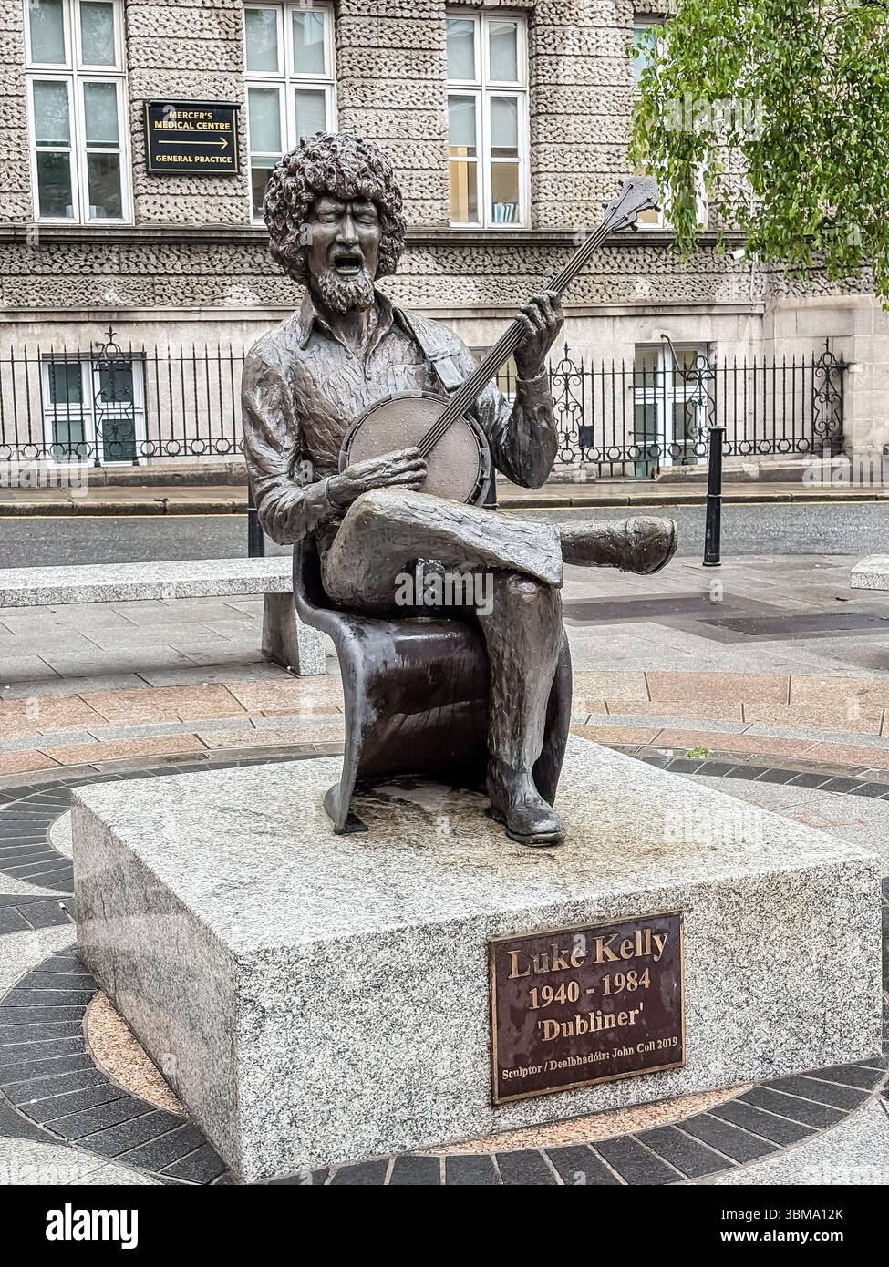 Statua di Luke Kelly. Scultura in bronzo del famoso musicista folk irlandese che suona un banjo, situata a Dublino, Irlanda. Foto Stock