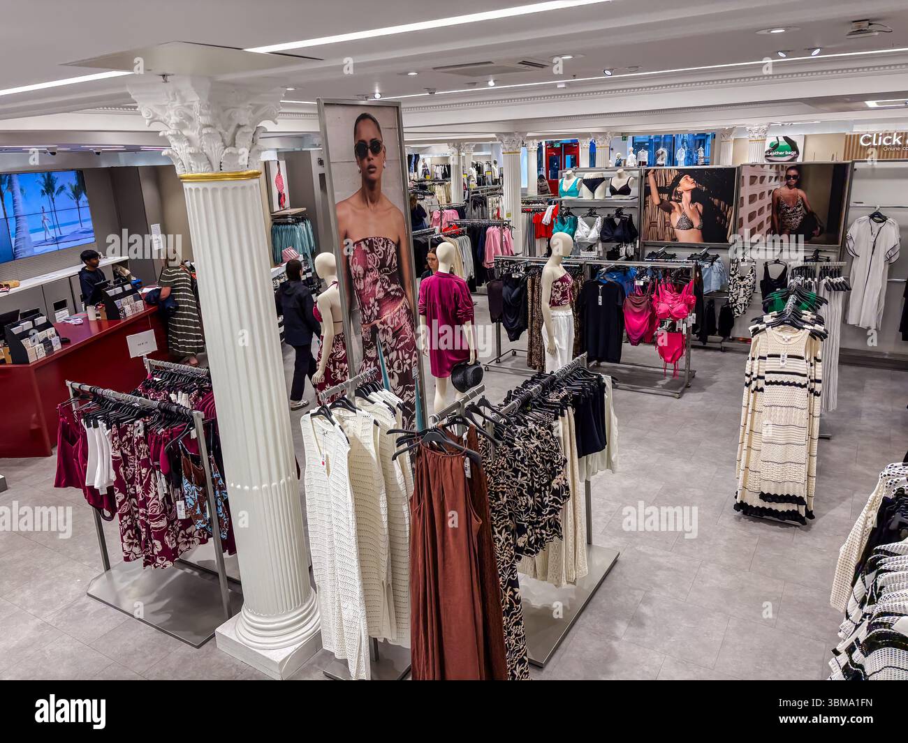 Mark and spencer store a Dublino, Irlanda, con portapacchi, manichini e clienti all'interno del moderno spazio commerciale. Foto Stock