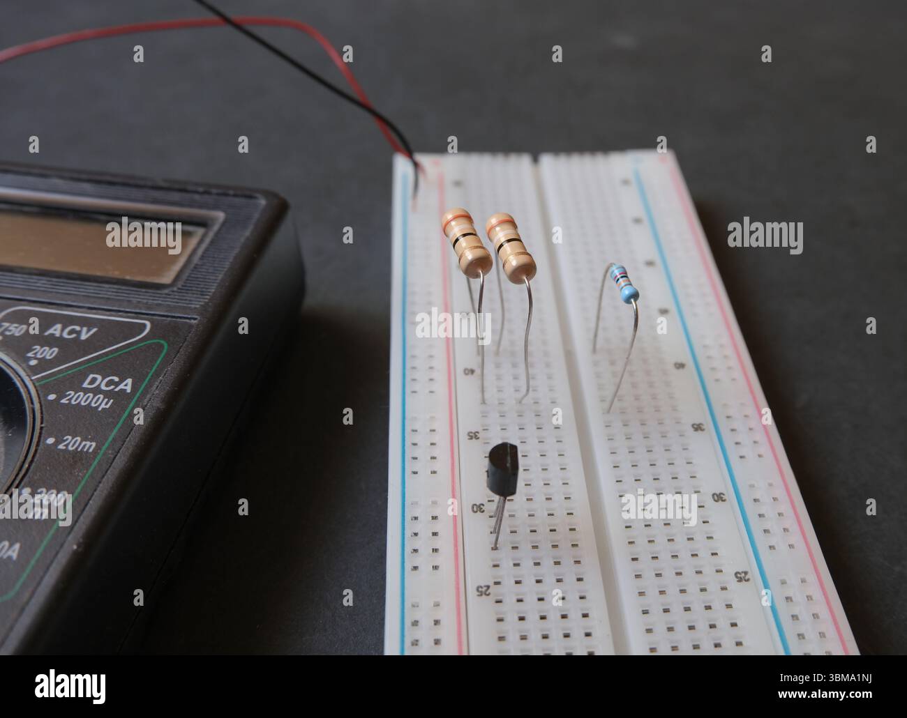 Componenti elettronici su una breadboard senza saldatura. Foto Stock