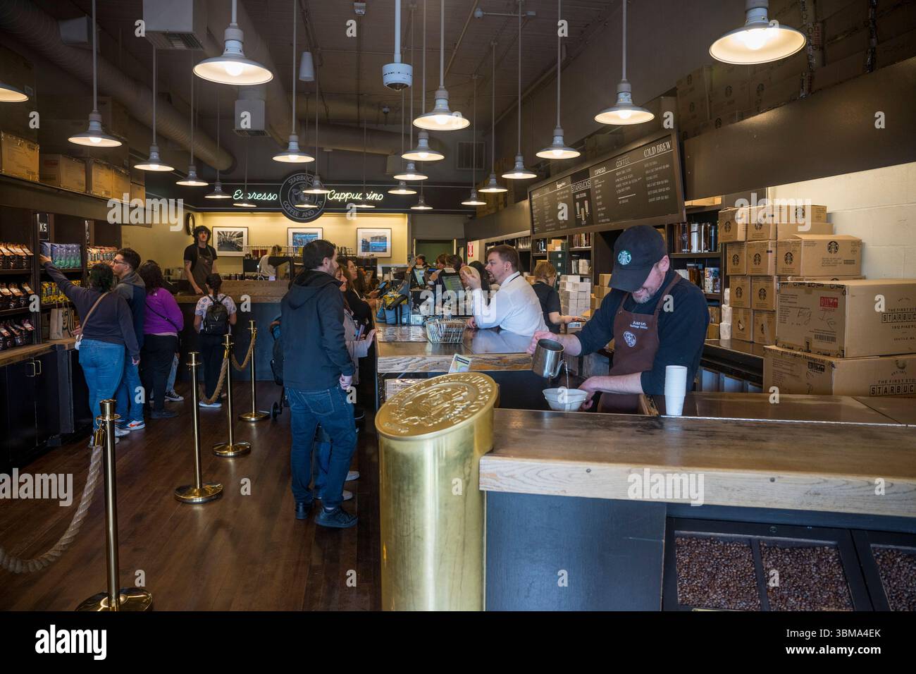 All'interno del primo negozio Starbucks, aperto nel 1971, offre chicchi di caffè appena tostati, tè e spezie da tutto il mondo nel Pike Place Mark Foto Stock