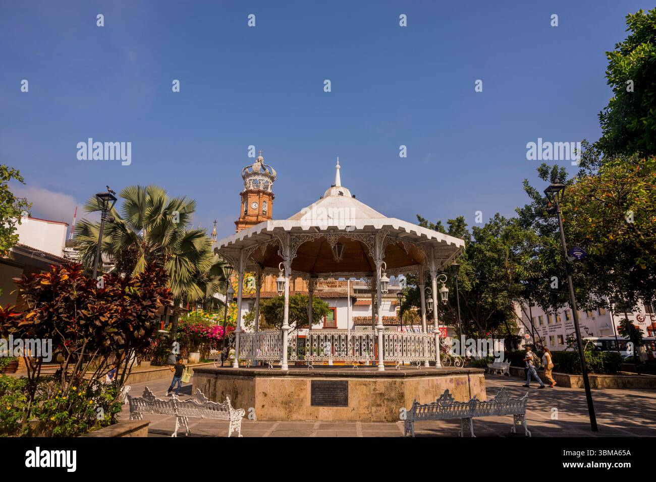La tribuna con la Chiesa di nostra Signora di Guadalupe sullo sfondo sulla Plaza de Armas a Puerto Vallarta, nello stato di Jalisco, Messico. Foto Stock