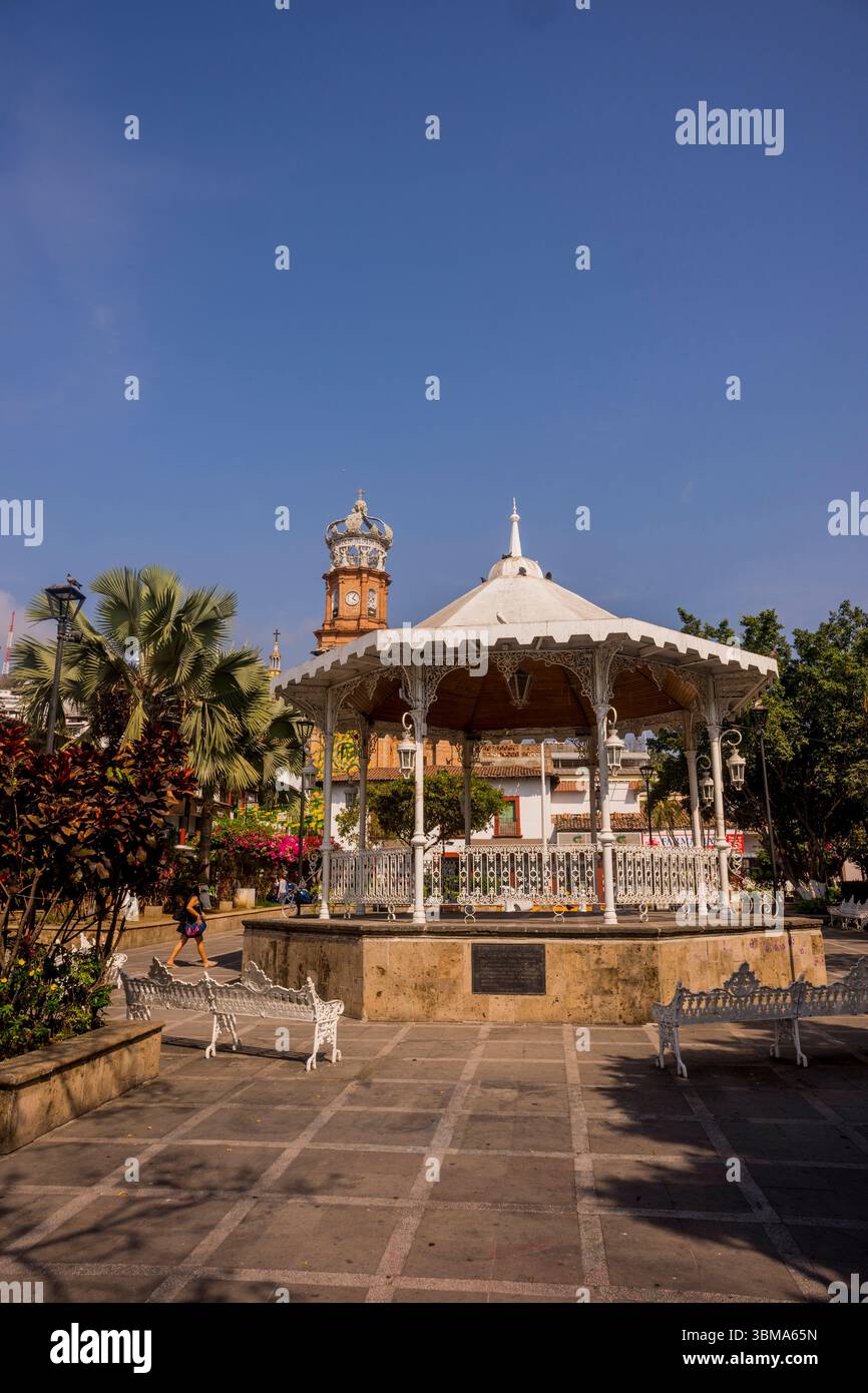 La tribuna con la Chiesa di nostra Signora di Guadalupe sullo sfondo sulla Plaza de Armas a Puerto Vallarta, nello stato di Jalisco, Messico. Foto Stock
