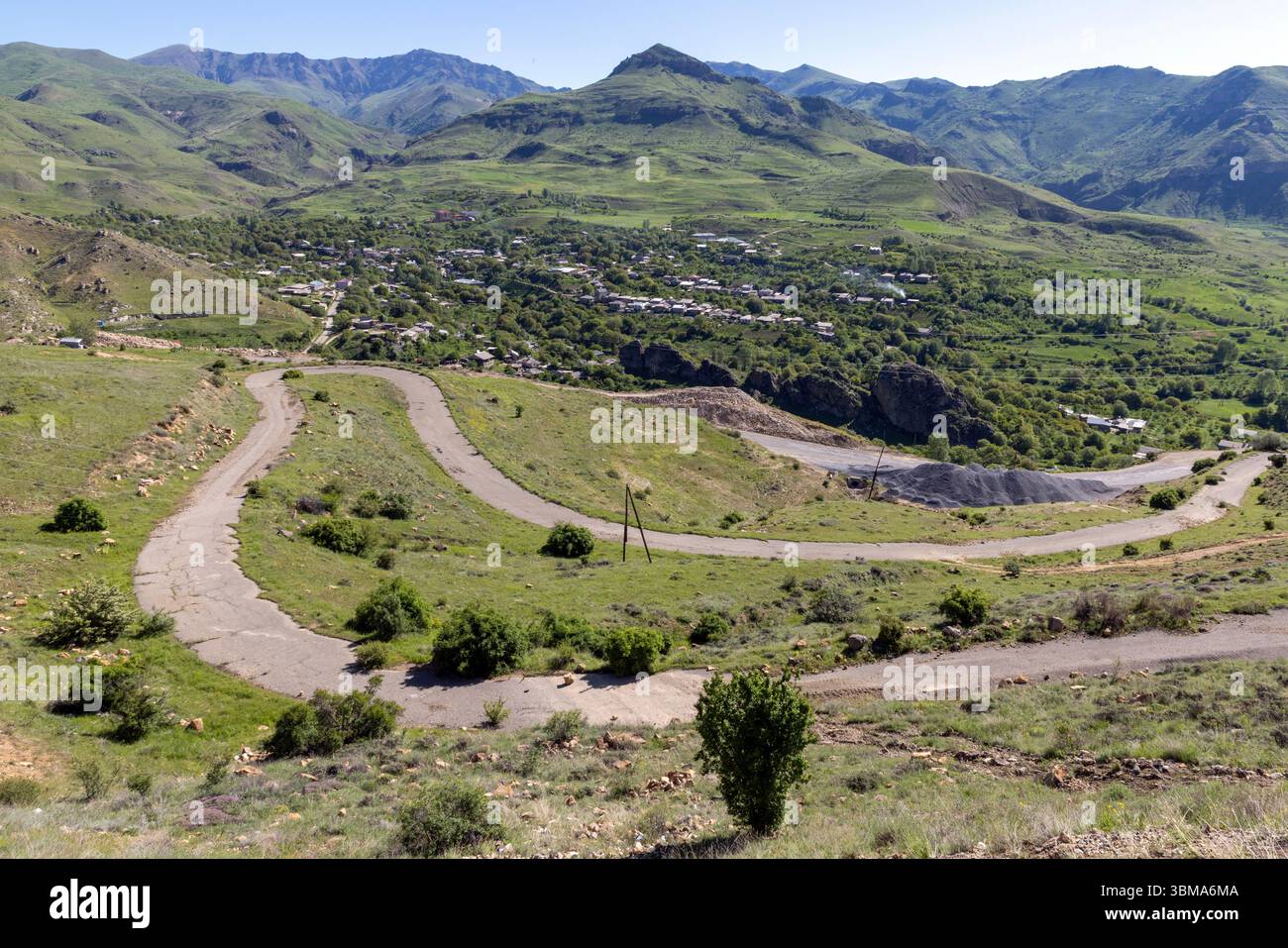Gli aspri e vasti altopiani della catena montuosa del Vardenis, che avvolgono lo storico villaggio di Yelpin Foto Stock