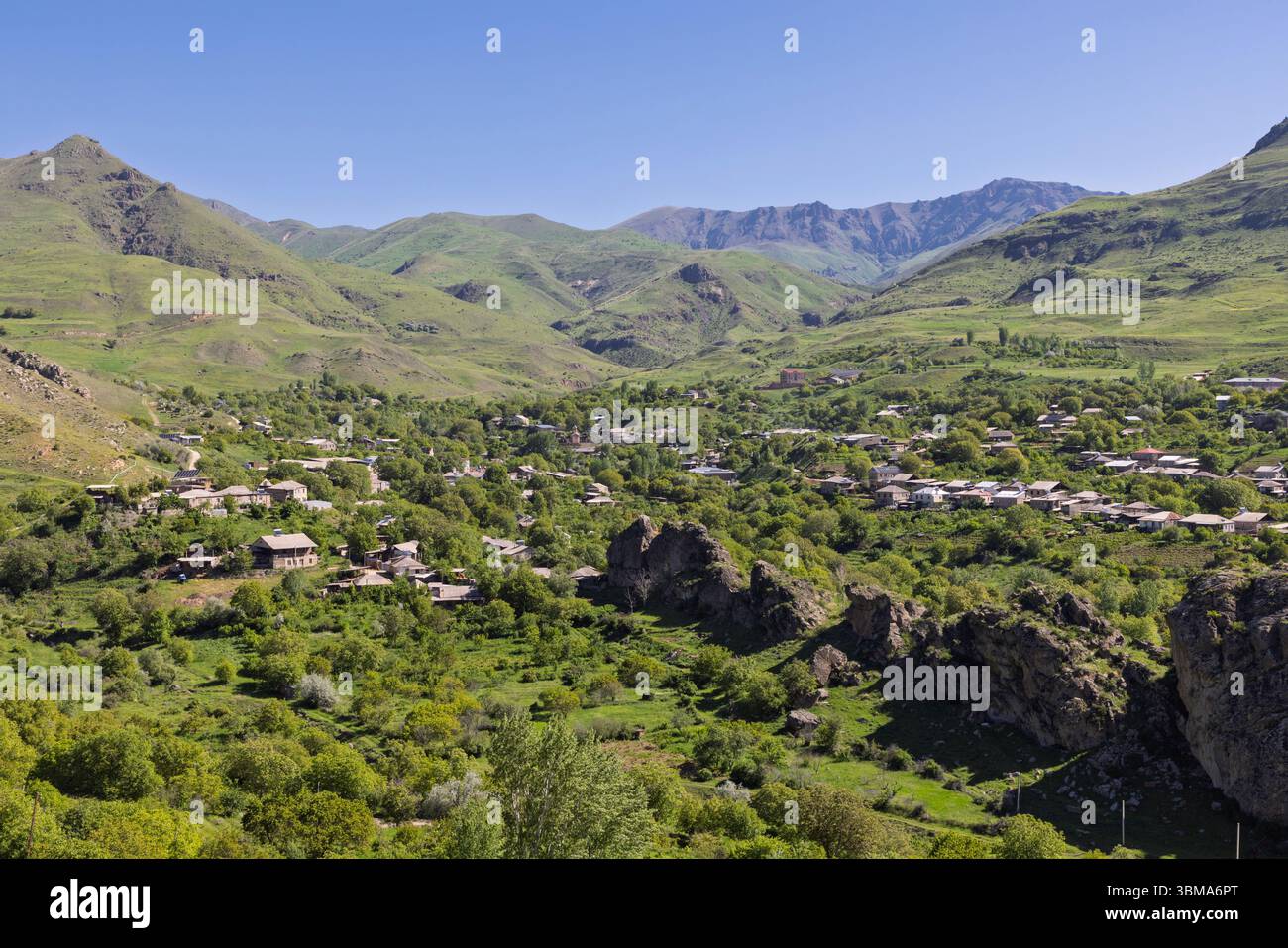 Gli aspri e vasti altopiani della catena montuosa del Vardenis, che avvolgono lo storico villaggio di Yelpin Foto Stock