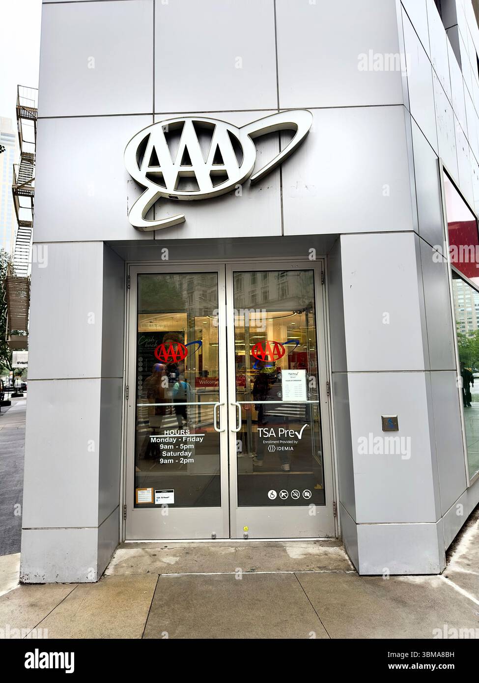 AAA (American Automobile Association) Manhattan Branch Office, esterno e ingresso dell'edificio, 1881 Broadway, New York City, New York, USA Foto Stock