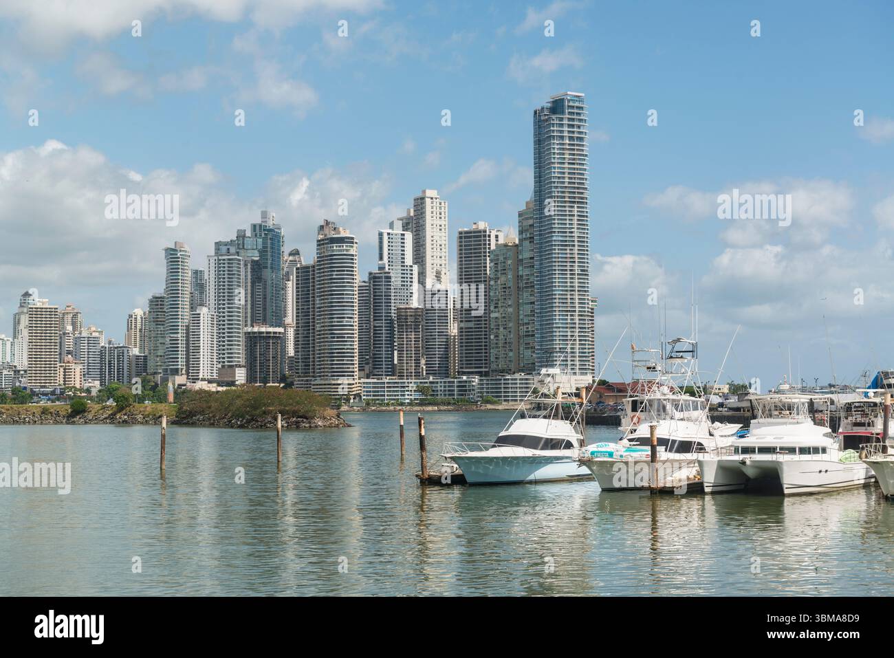 Barche da diporto nel porto turistico e nello skyline del centro di Panama City, Panam. Foto Stock