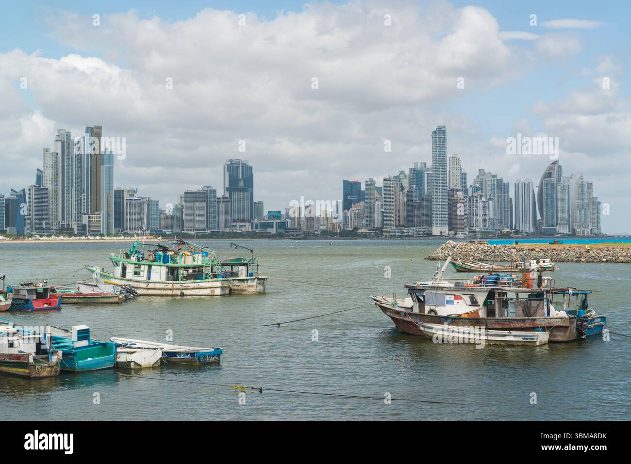 Barche da pesca nel porto. Lo skyline della contea sullo sfondo. Panama, Panama. Foto Stock