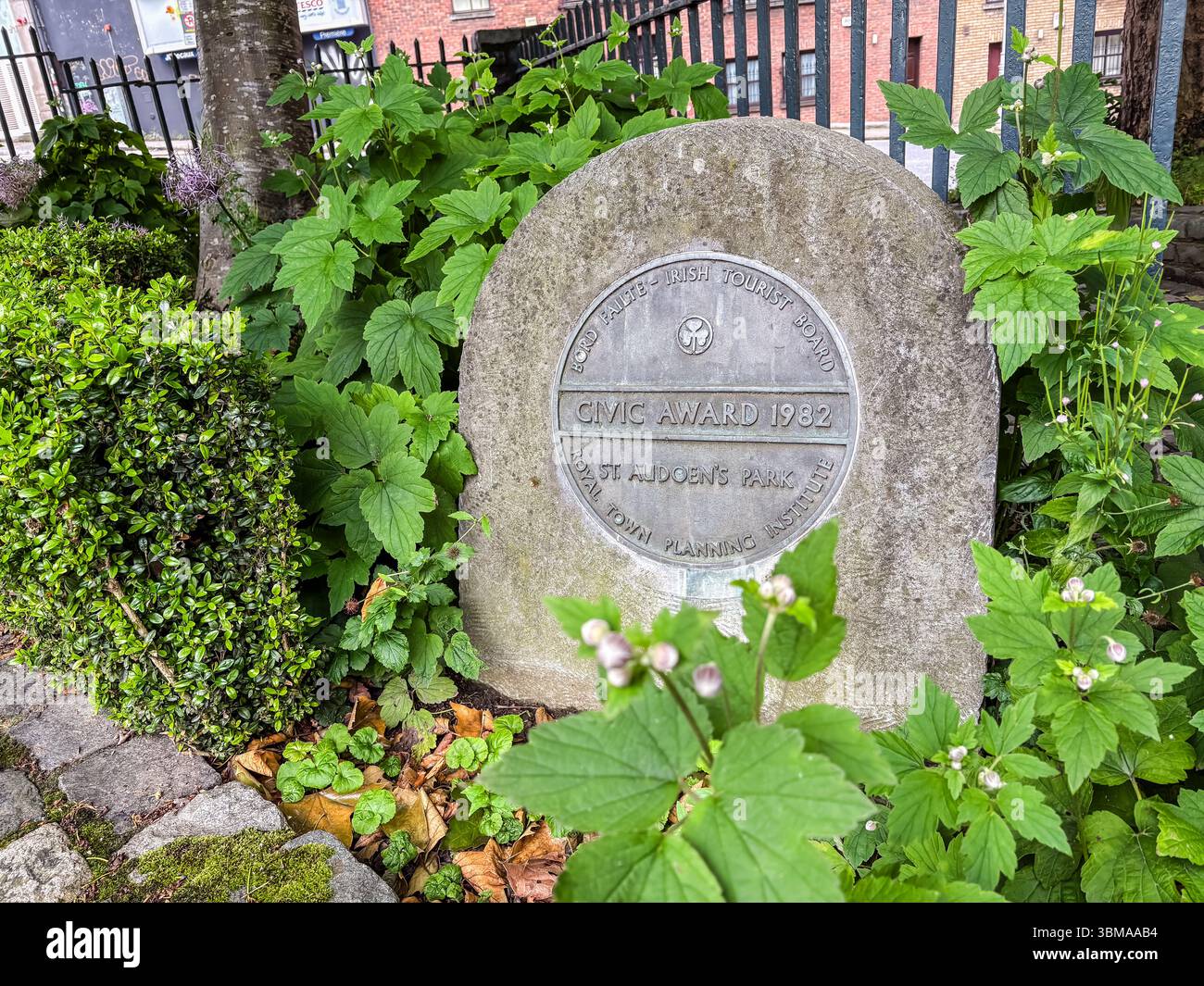 St. Audoen's Park premiata a Dublino, Irlanda. Commemora un Civic Award del 1982 dall'Irish Tourist Board e dal Royal Town Planning Institute Foto Stock