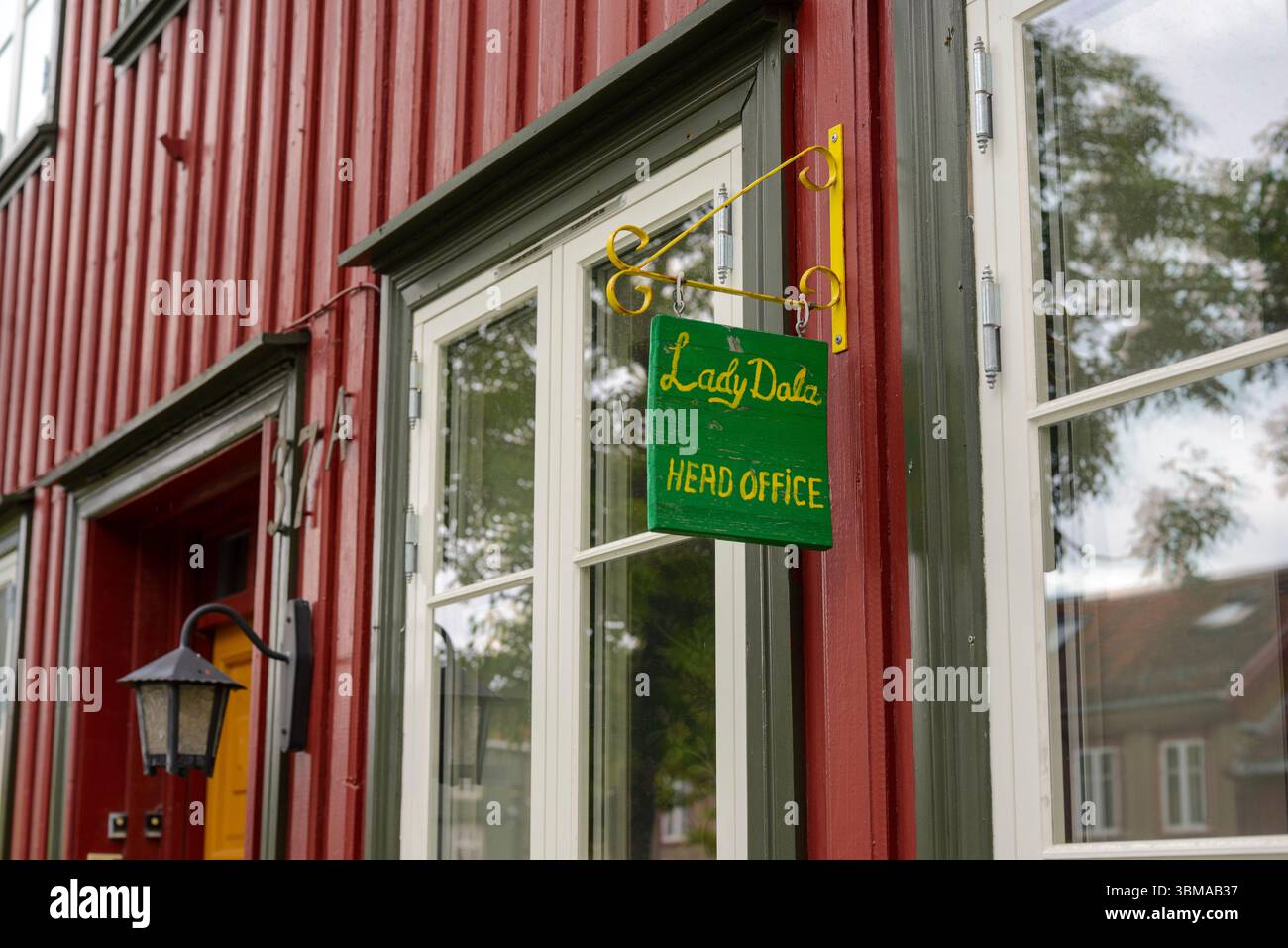 Cartello sospeso della sede centrale, Trondheim, Norvegia Foto Stock