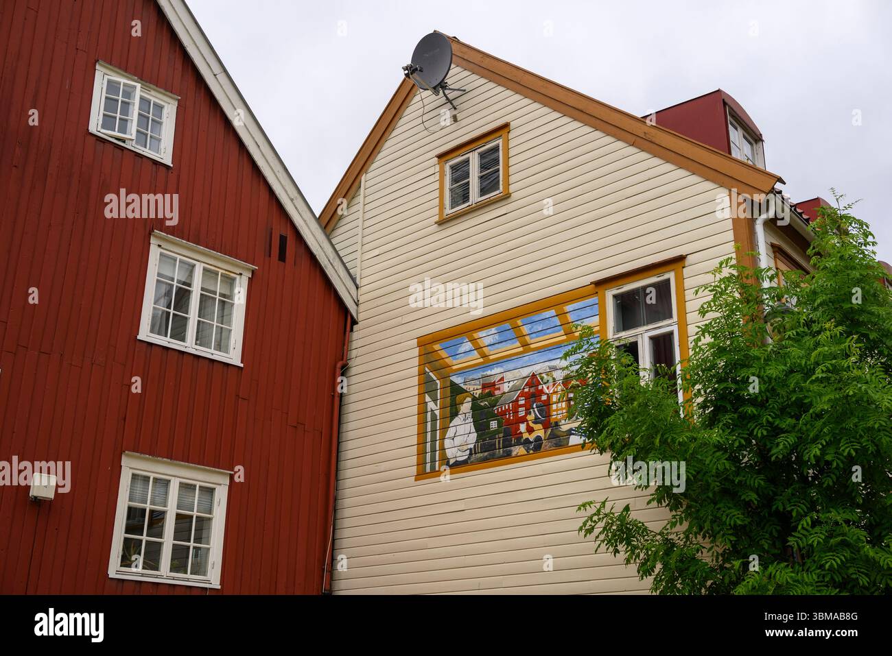 Murale sul lato di una casa di scena all'aperto attraverso una finestra aperta, Trondheim, Norvegia Foto Stock