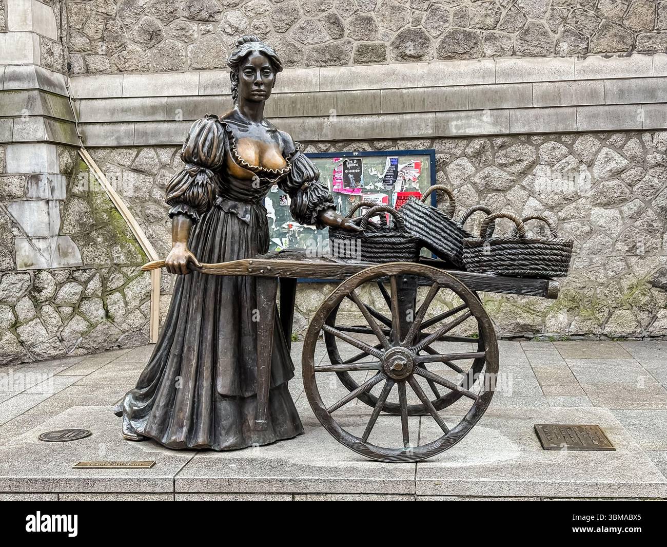 Statua di Molly Malone. Scultura in bronzo che commemora il leggendario pescivendolo, un punto di riferimento popolare a Dublino, Irlanda. Foto Stock