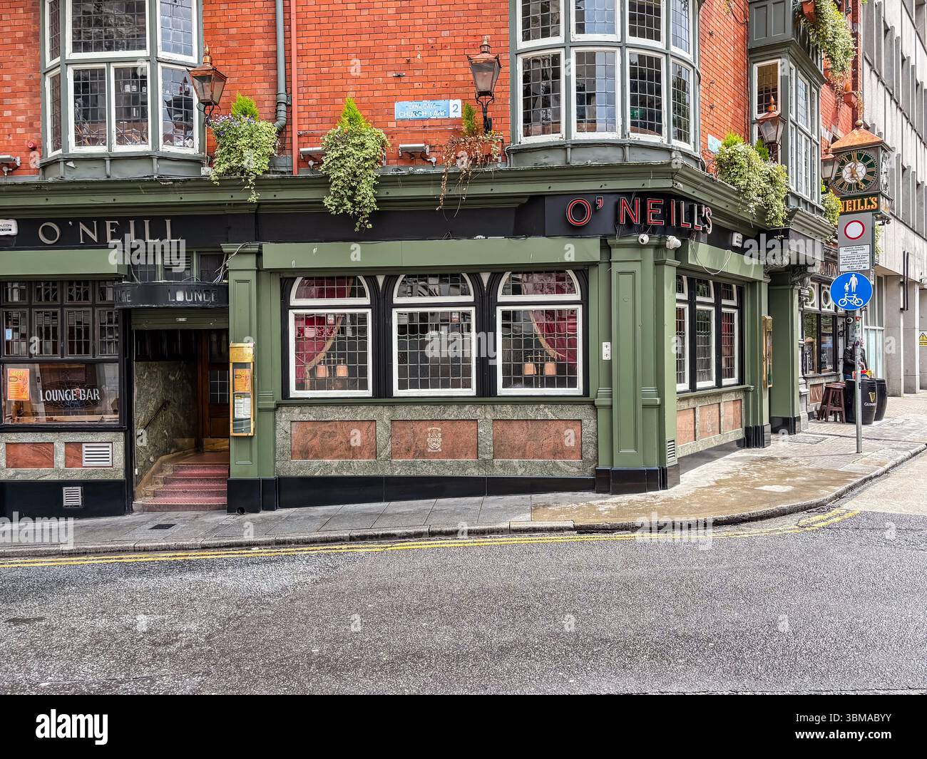 Pub o'Neills. Prominente edificio ad angolo a Dublino, conosciuto per la tradizionale atmosfera irlandese. Foto Stock