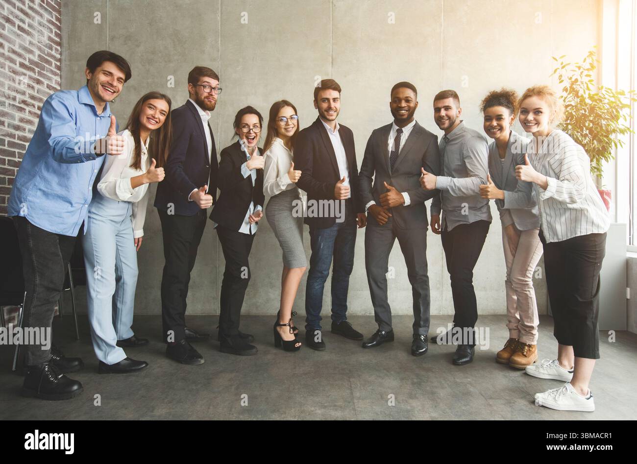 Interracial positivo la gente di affari che mostra i pollici fino Foto Stock