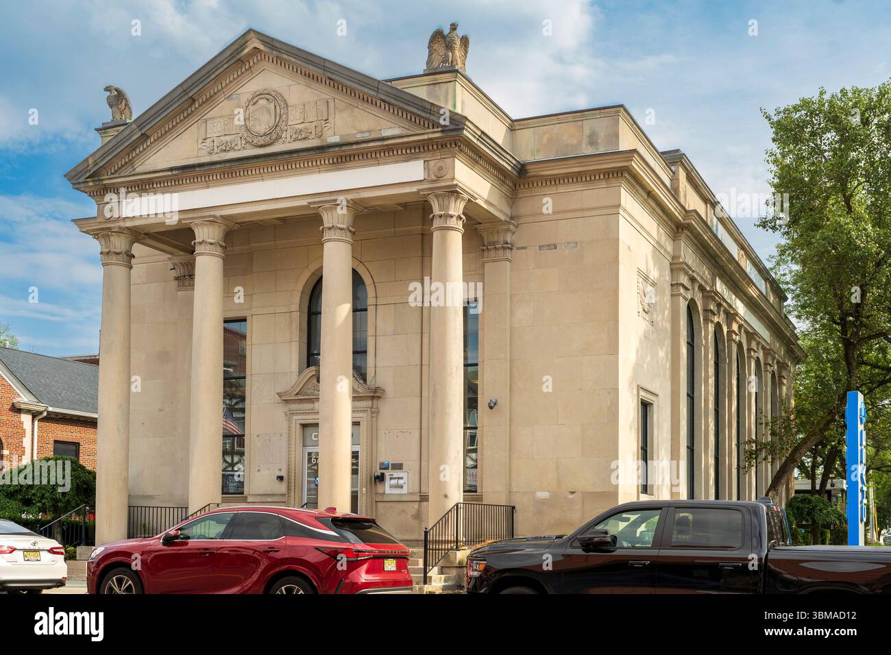 Suffern, NY - US - 21 giugno 2025 Chase Bank a Suffern, NY, ex Rockland National Bank, presenta architettura classica con colonne maestose, gran Foto Stock