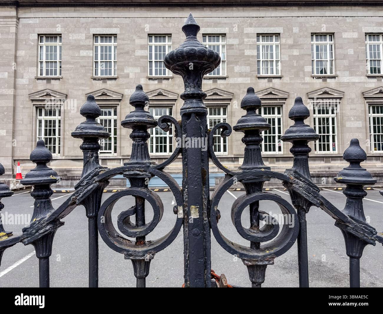 La National Concert Hall è la sede più importante dell'Irlanda per spettacoli musicali. Edificio storico dietro una recinzione decorativa in ferro battuto. Foto Stock