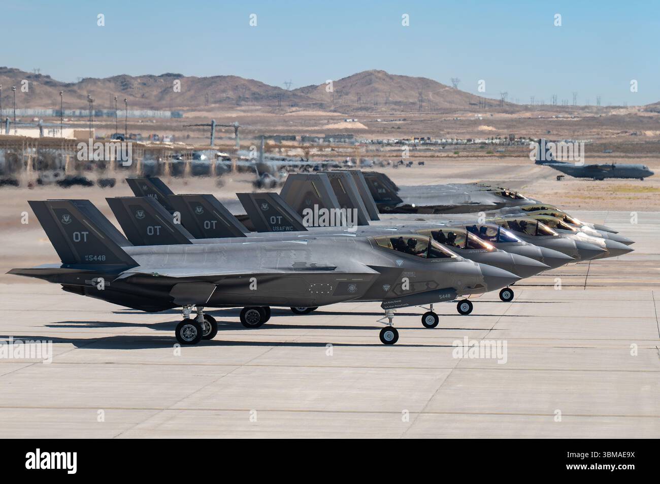 Diversi aerei della U.S. Air Force attendono di decollare durante l'esercitazione U.S. Air Force Weapons School Integration (WSINT) presso Nellis Air Force base, Neva Foto Stock