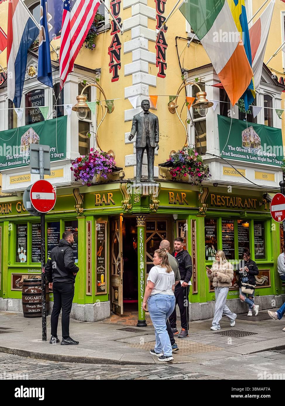 Il pub St. John Gogarty è un famoso punto di riferimento nell'area di Temple Bar di Dublino, in Irlanda, conosciuta per la musica tradizionale irlandese e l'atmosfera vivace. Foto Stock