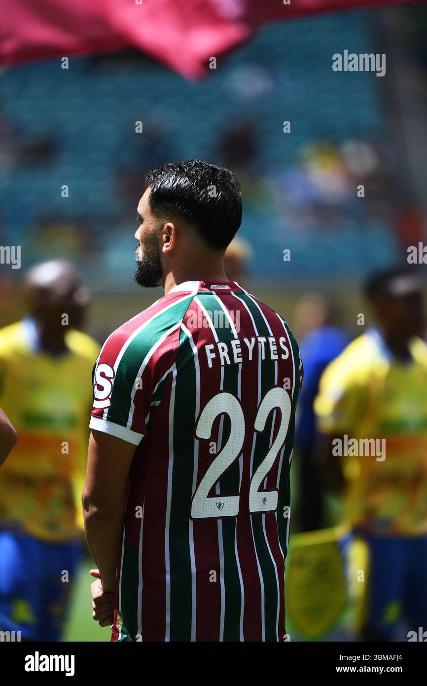 Miami, Stati Uniti. 25 giugno 2025. Fluminense FC Defender Juan Freytes (22) attende che le strette di mano inizino prima della partita alla Coppa del mondo per club FIFA del 25 giugno 2025 a Miami, Florida. (Foto di JC Ruiz/Sipa USA) credito: SIPA USA/Alamy Live News Foto Stock