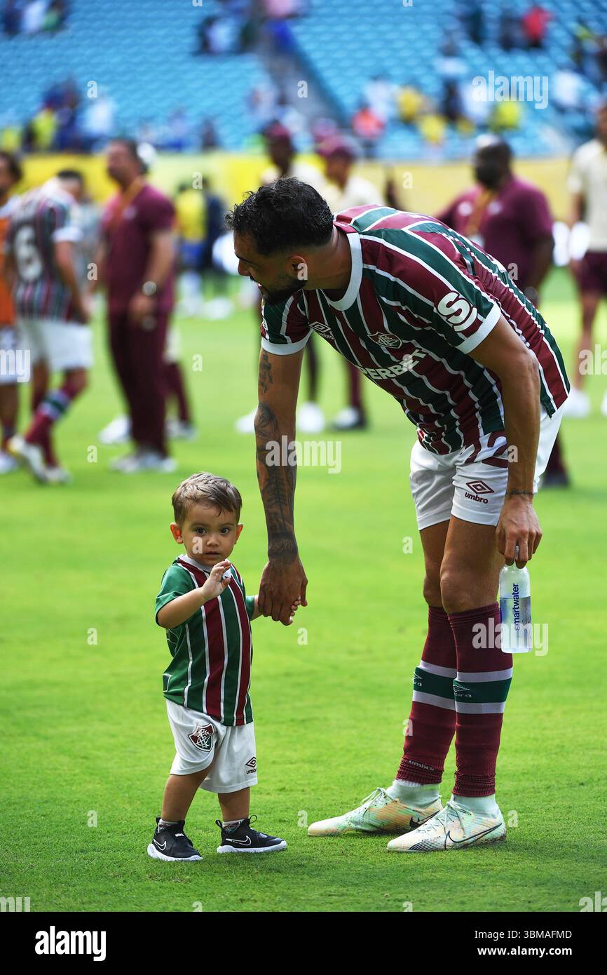 Miami, Stati Uniti. 25 giugno 2025. Fluminense FC Defender Juan Freytes (22 anni) con suo figlio dopo la partita alla Coppa del mondo per club FIFA del 25 giugno 2025 a Miami, Florida. (Foto di JC Ruiz/Sipa USA) credito: SIPA USA/Alamy Live News Foto Stock