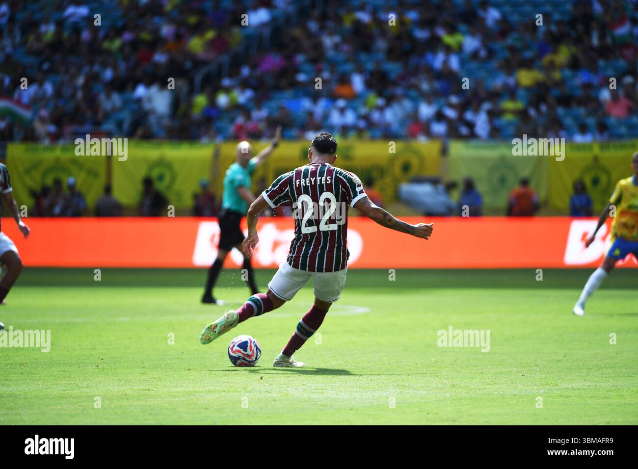 Miami, Stati Uniti. 25 giugno 2025. Fluminense FC Defender Juan Freytes (22) si prepara a calciare la palla alla alla Coppa del mondo per club FIFA del 25 giugno 2025 a Miami, Florida. (Foto di JC Ruiz/Sipa USA) credito: SIPA USA/Alamy Live News Foto Stock