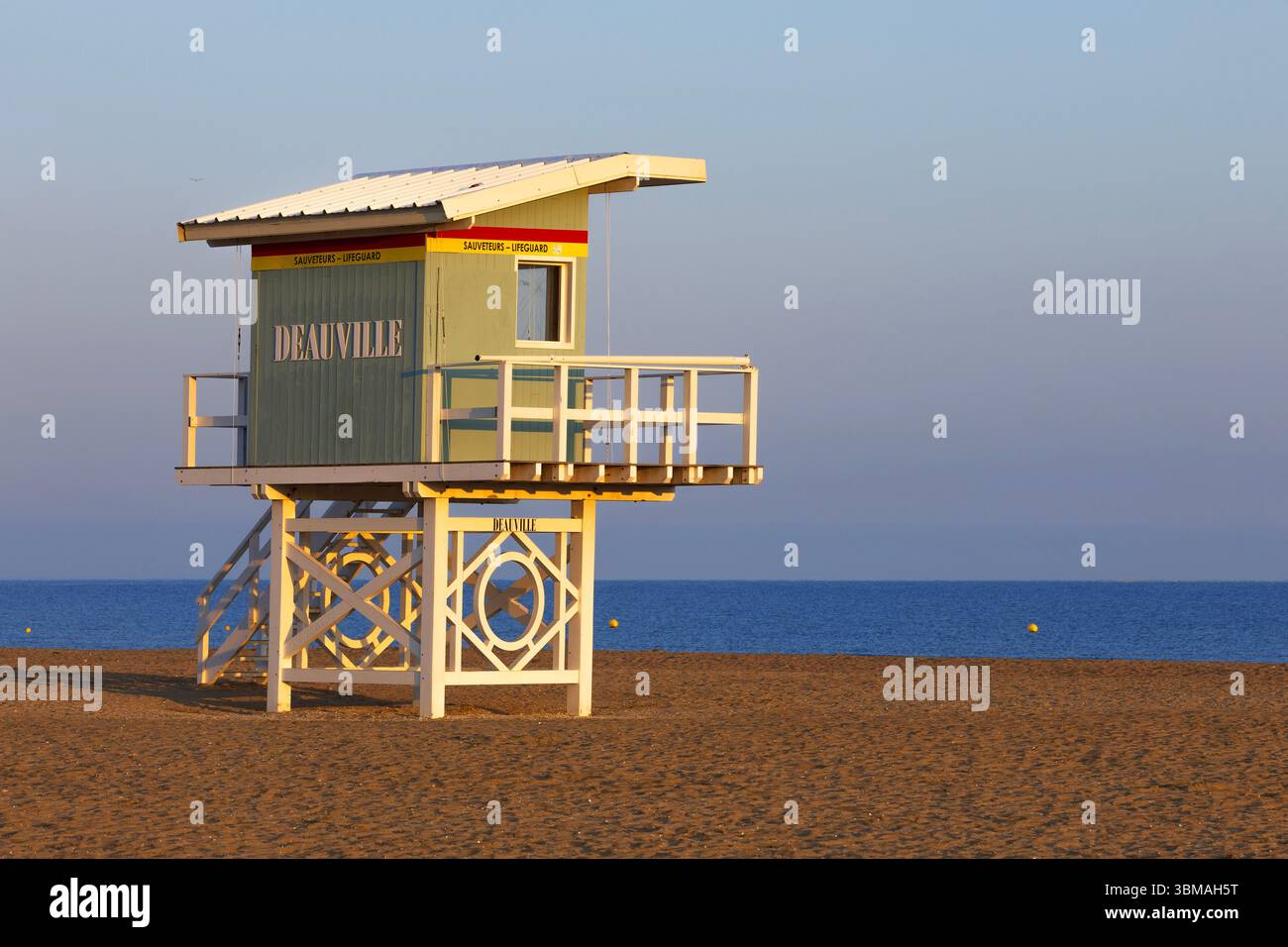 Una torre verde del bagnino di legno (cabina) sulla spiaggia di Deauville (Calvados), Francia al primo semaforo Foto Stock