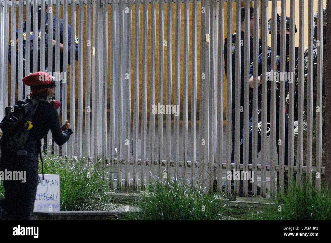 Portland, Stati Uniti. 24 giugno 2025. PORTLAND, OREGON USA - 24 giugno 2025: I manifestanti contro la presenza di ICE (immigrazione e applicazione delle dogane) a Portland hanno affrontato ICE per circa la quindicesima notte consecutiva presso la loro sede nella zona del lungomare sud. Diversi manifestanti sono stati arrestati e almeno uno è stato portato via in ambulanza. (Foto di John Rudoff/Sipa USA) credito: SIPA US/Alamy Live News Foto Stock