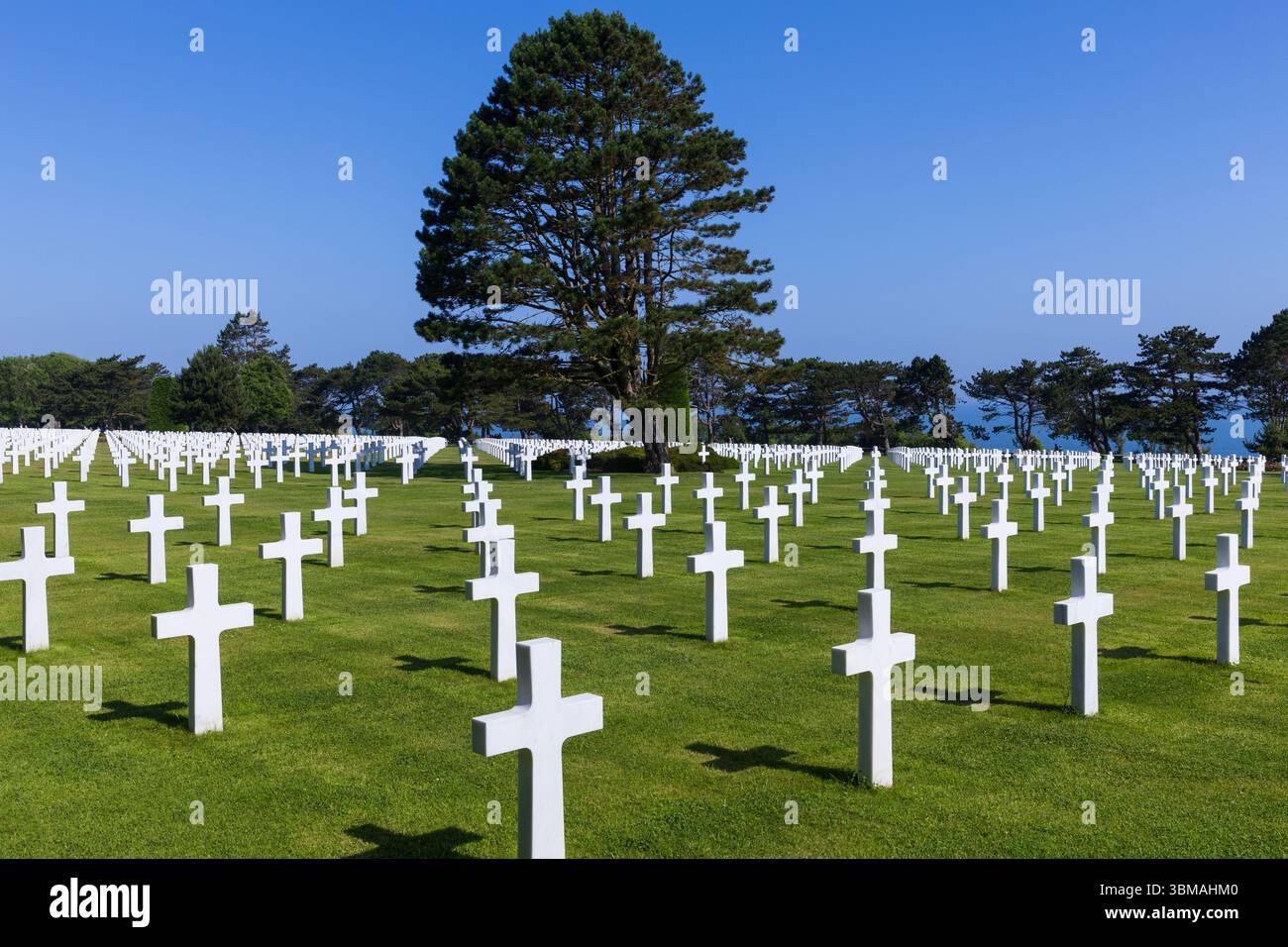 Tombe di soldati americani morti durante lo sbarco in Normandia (giugno 1944) al Normandy American Cemetery and Memorial di Colleville-sur-Mer, in Francia Foto Stock