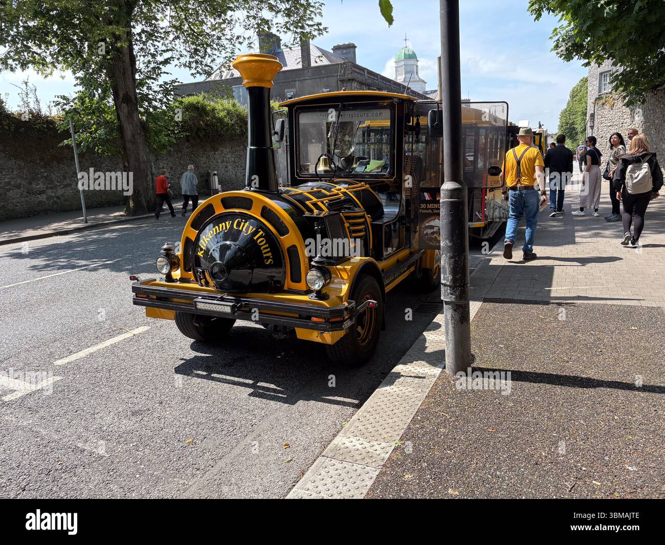 Kilkenny City Tours tram parcheggiato in una strada di Kilkenny, Irlanda, con gente che cammina nelle vicinanze. Tour panoramico in autobus in una città irlandese. Foto Stock