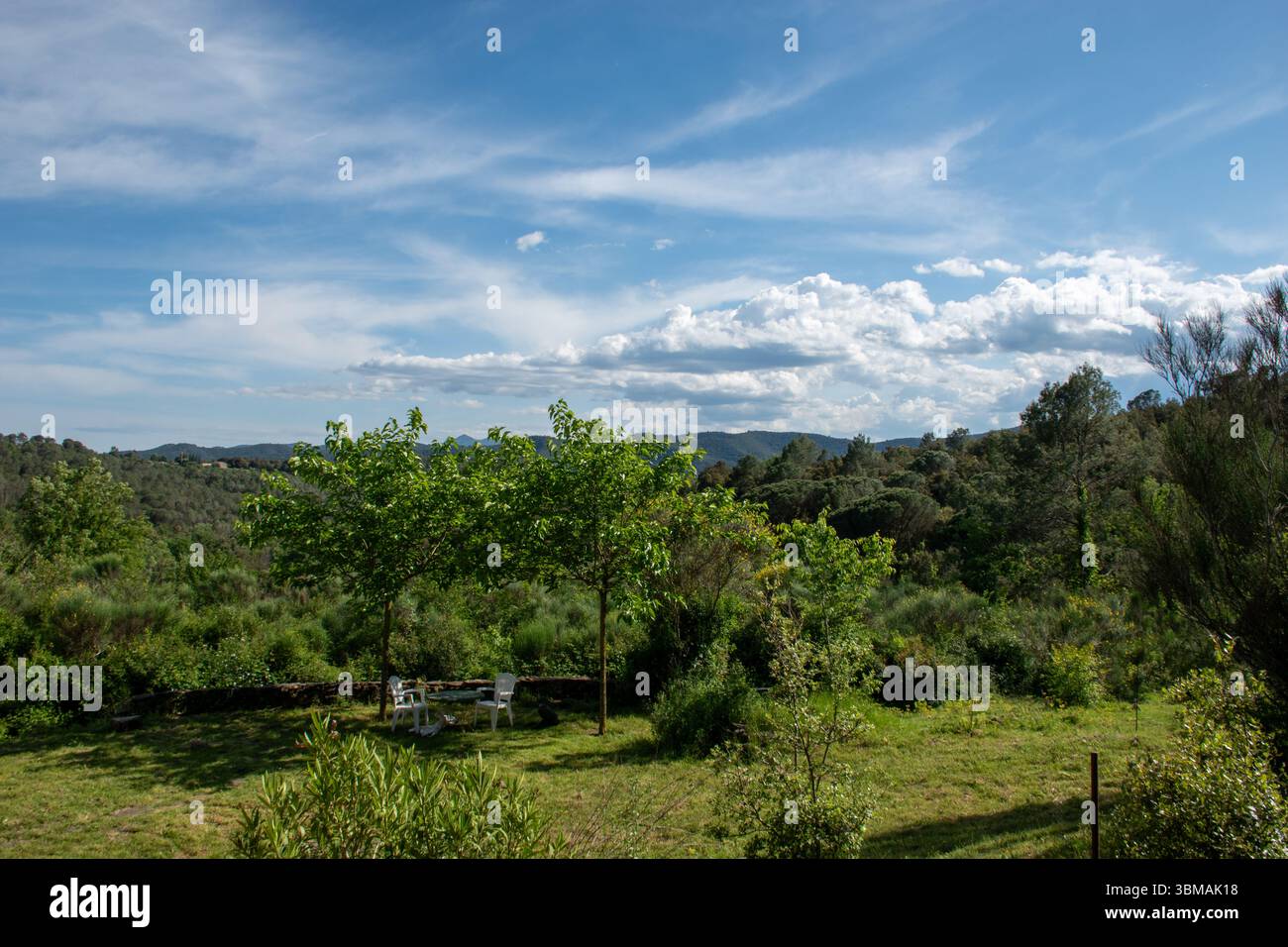 Splendide viste panoramiche della campagna vicino alla città di Besalu, in Spagna Foto Stock