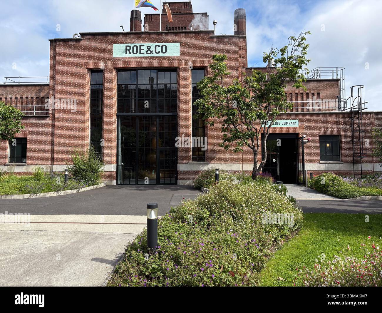Distilleria Roe & Co. Moderno edificio per i visitatori della distilleria a Dublino, Irlanda, che mostra la facciata esterna e il giardino. Foto Stock