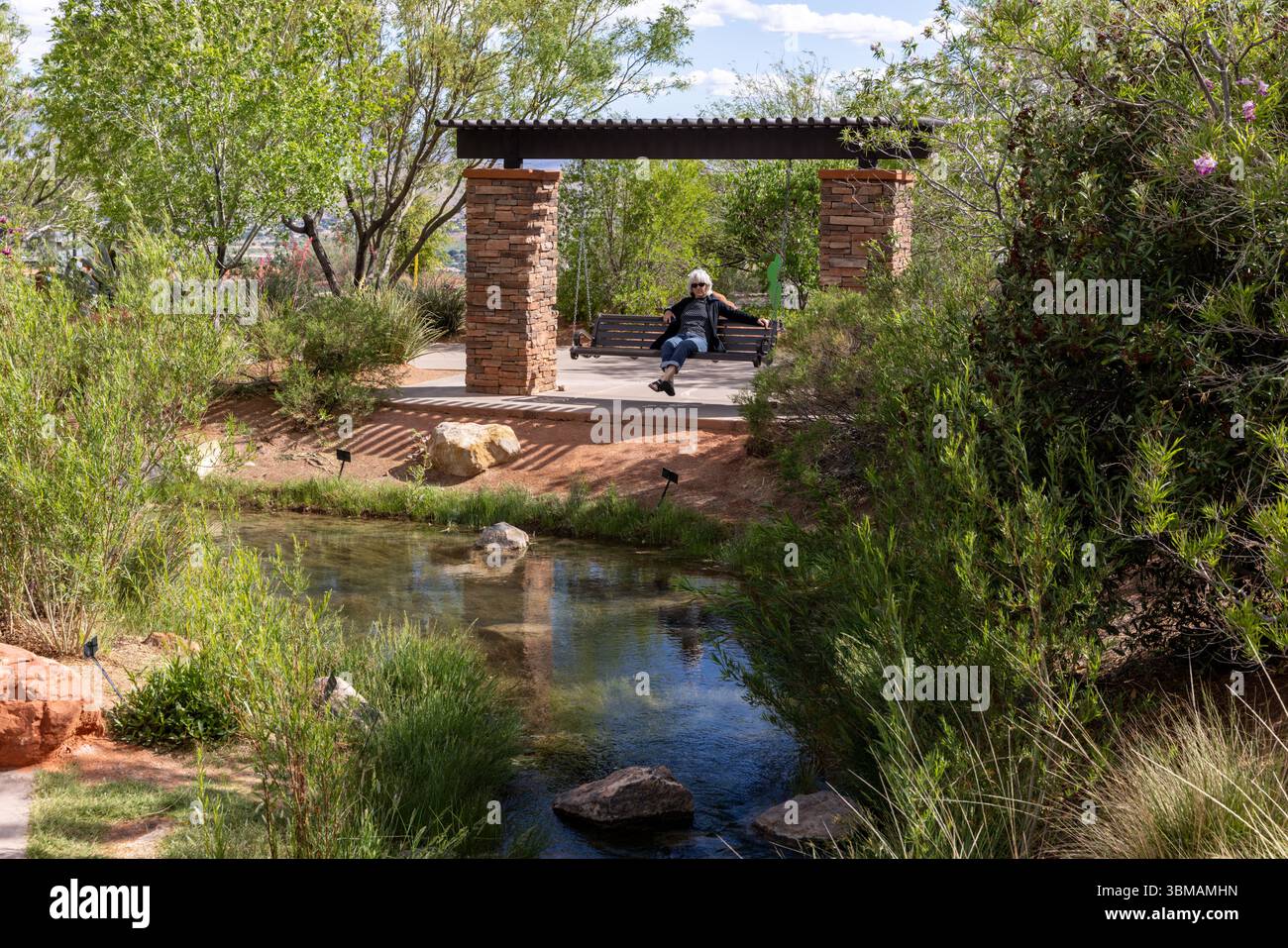 Il Red Hills Desert Garden di St George, Utah, è gratuito e aperto al pubblico e mette in mostra il paesaggio del deserto. Foto Stock