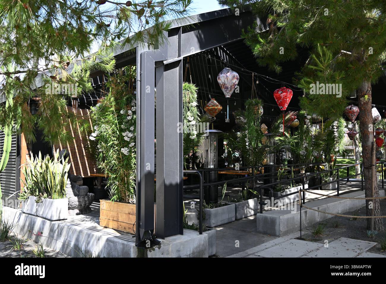 ANAHEIM, CALIFORNIA - 23 GIUGNO 2025: 18 Folds serve moderna cucina cinese della fattoria. Si trova nell'edificio della Farmhouse che si affaccia sull'Adjac Farmers Park Foto Stock