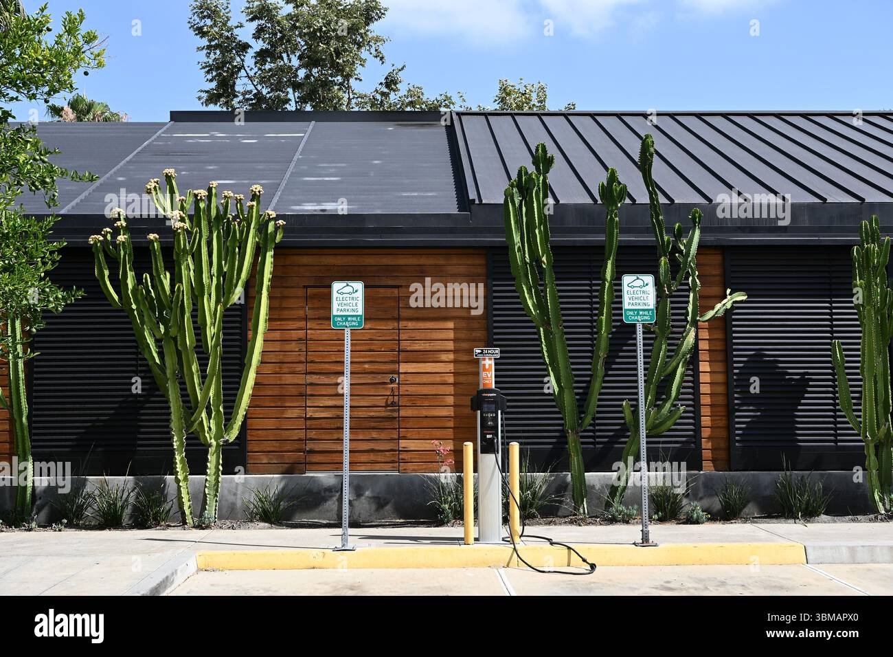 ANAHEIM, CALIFORNIA - 23 GIUGNO 2025: Stazione di ricarica per veicoli elettrici presso la Packing House. Foto Stock