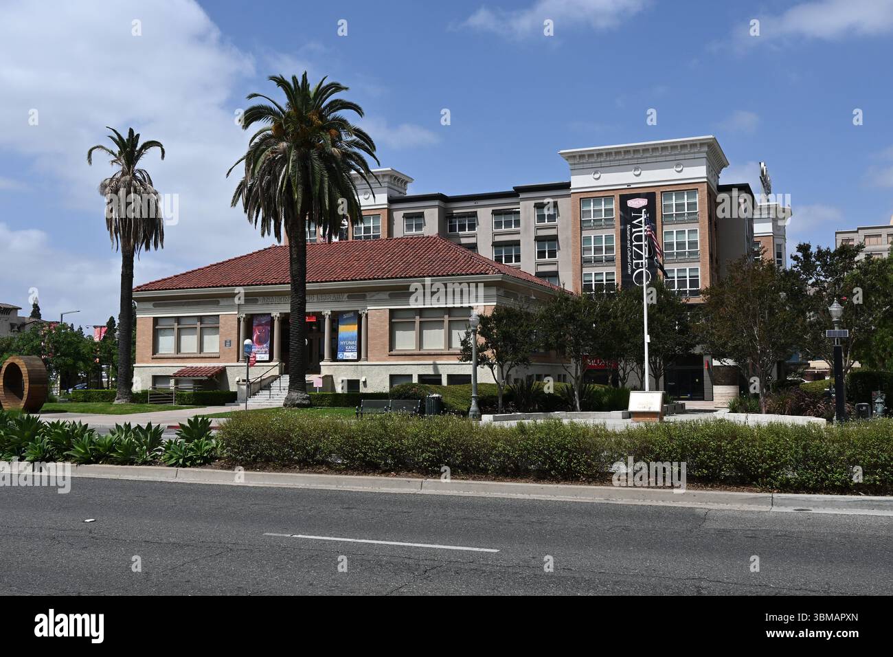 ANAHEIM, CALIFORNIA - 23 GIUGNO 2025: Muzeo Museum and Cultural Center è un complesso di 25.000 metri quadrati costituito dalla storica Carnegie Library di Anaheim Foto Stock