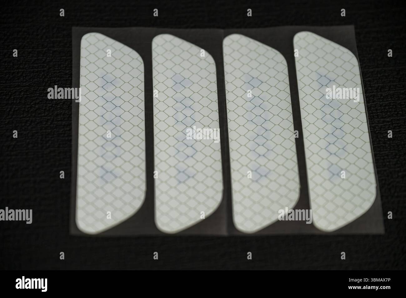 Etichette di sicurezza verdi riflettenti ad alta visibilità - nastro adesivo di segnalazione resistente all'acqua, al prisma riflettente, per la sicurezza stradale e all'aperto Foto Stock