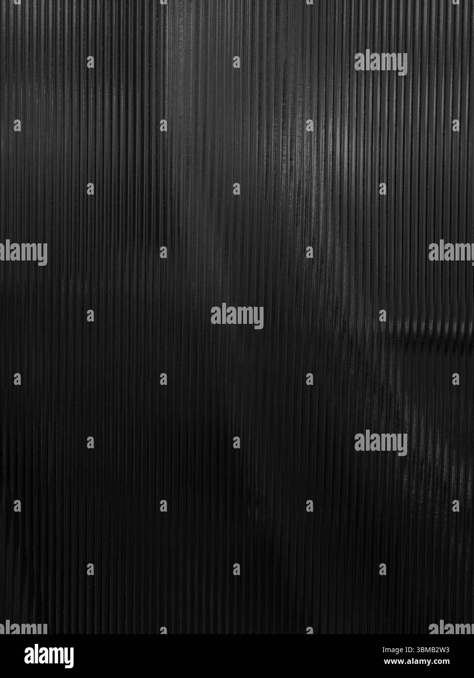 Superficie scura di vetro smerigliato con motivo lineare con ombre e riflessi. Foto Stock