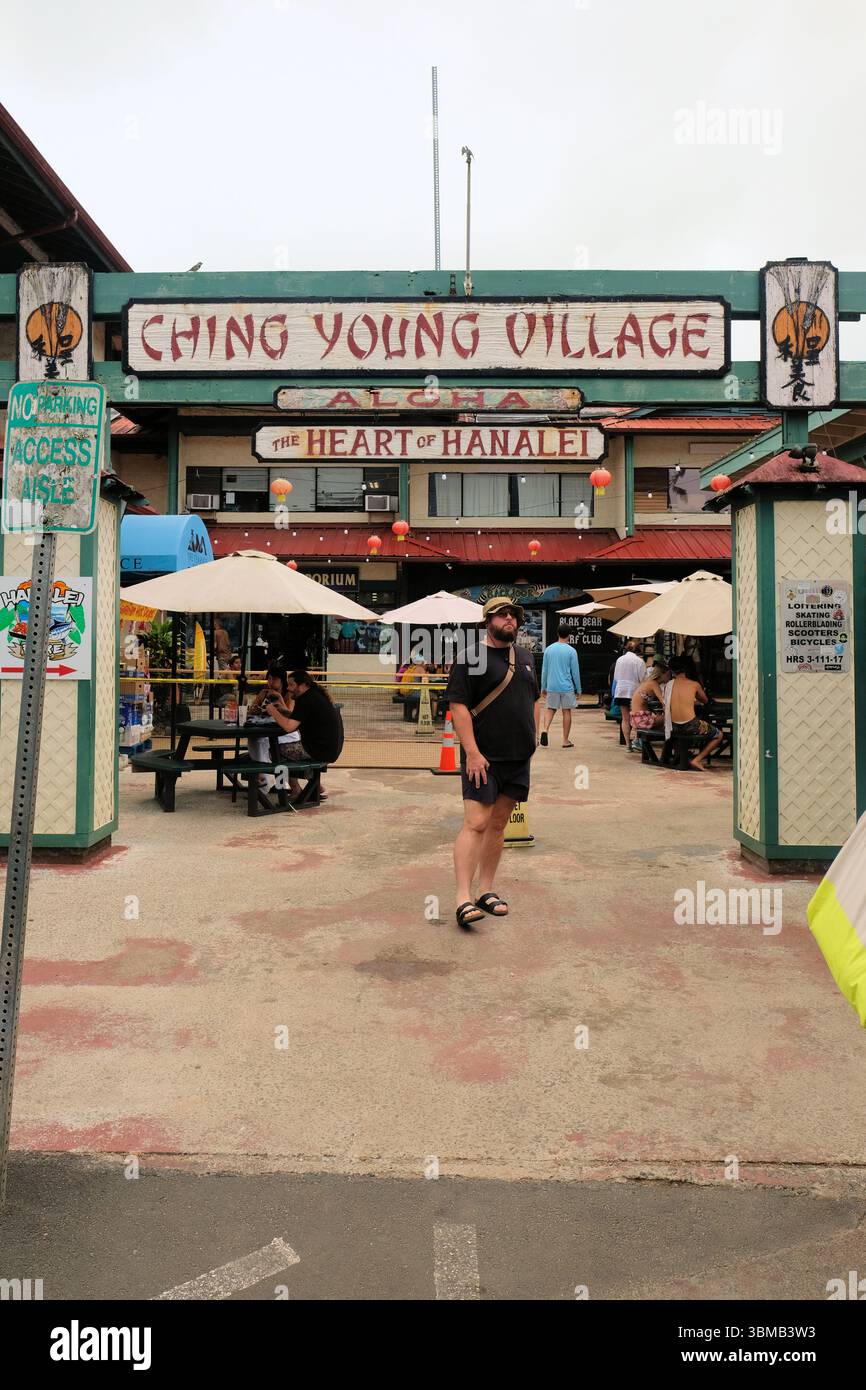 Cartello all'ingresso del Ching Young Village Shopping Center a Hanalei, Kauai, Hawaii; centro commerciale locale con ristoranti, negozi e servizi professionali. Foto Stock
