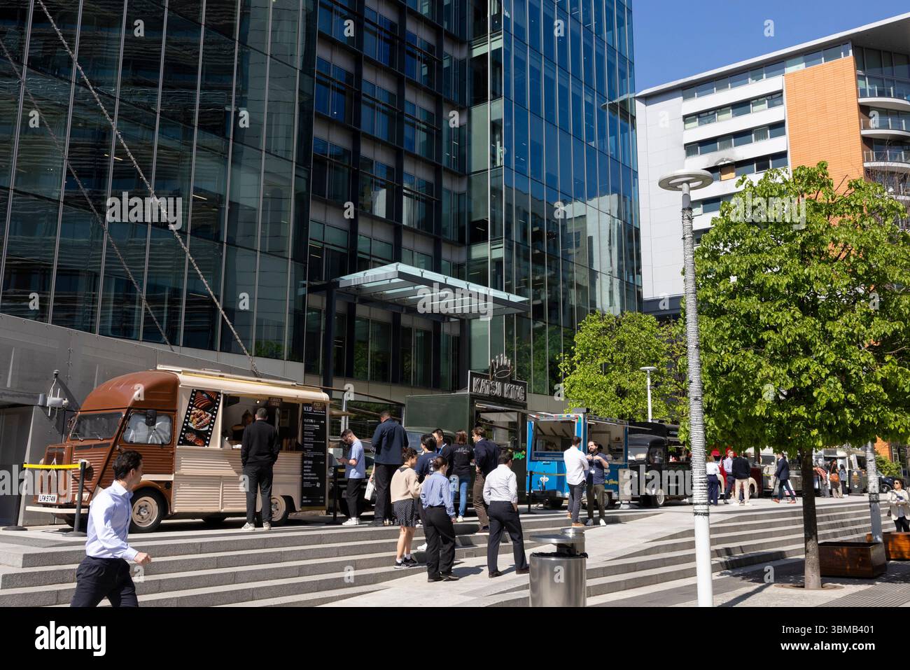 La gente fa la fila per i venditori di cibo di strada a Paddington Basin, Londra Foto Stock