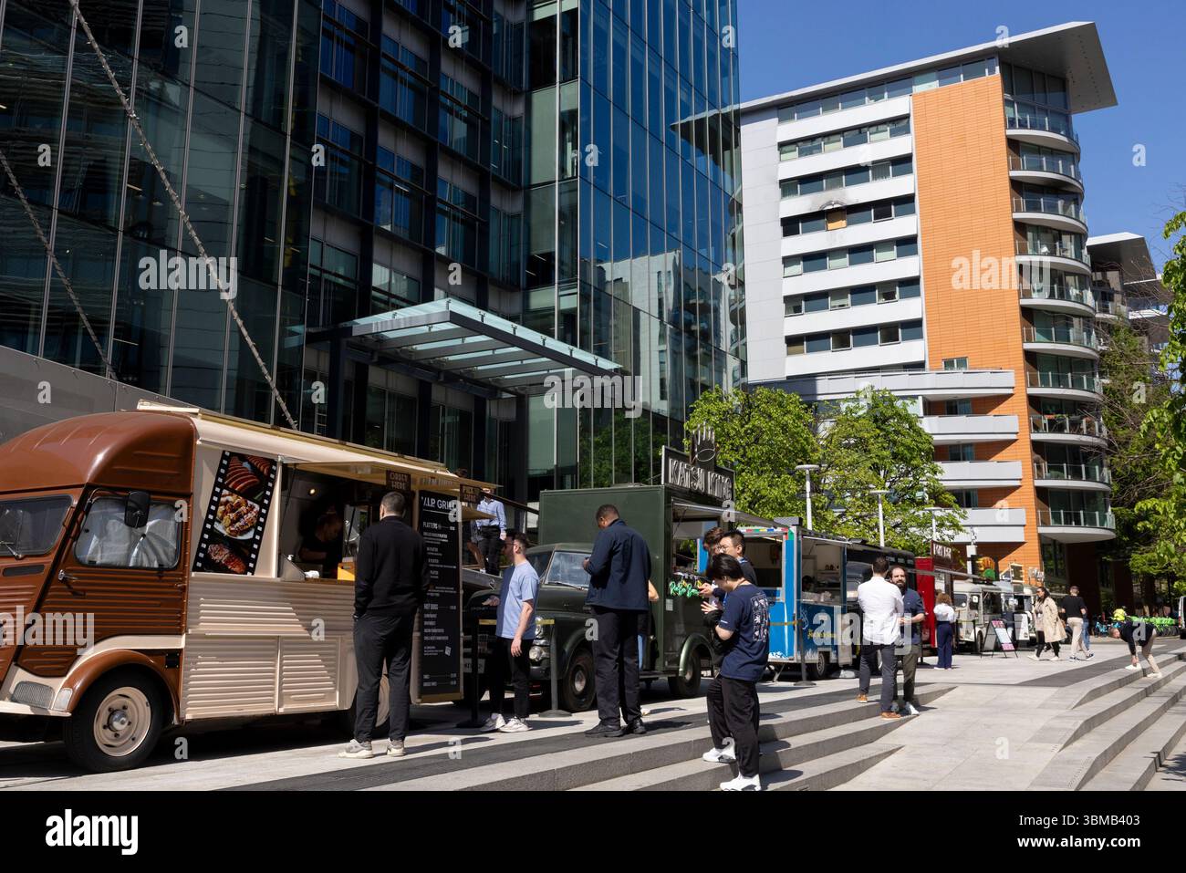 La gente fa la fila per i venditori di cibo di strada a Paddington Basin, Londra Foto Stock