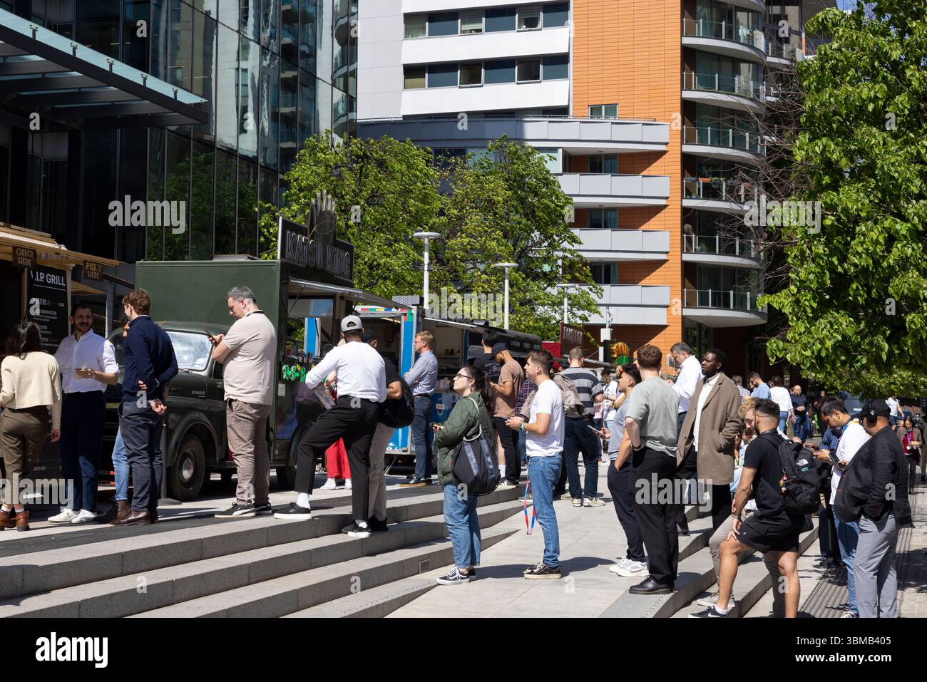 La gente fa la fila per i venditori di cibo di strada a Paddington Basin, Londra Foto Stock