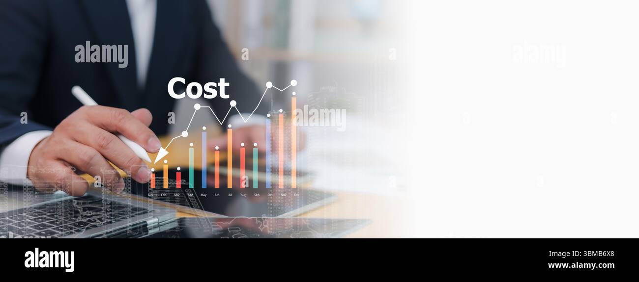 L'uomo d'affari utilizza uno stilo su un tablet con un grafico dei costi dinamico sovrapposto, che illustra l'analisi finanziaria, la gestione, la crescita aziendale, la c Foto Stock