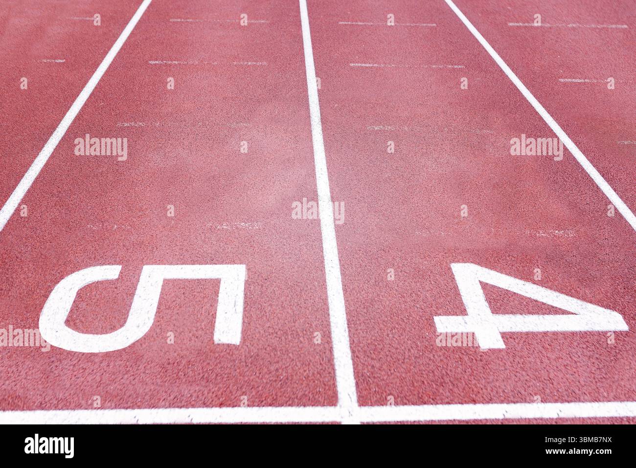 Le piste sintetiche rosse sono mostrate in stile piatto con linee bianche e numeri 5,4 Foto Stock