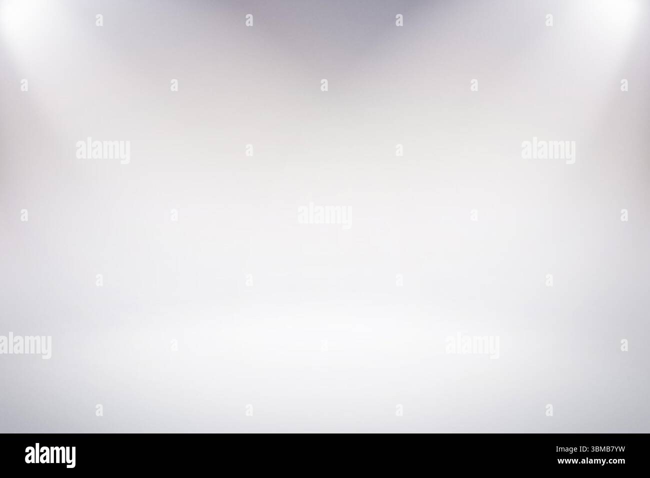 Lo sfondo bianco dal design piatto mostra sfumature di grigio sottili con soffici faretti angolari in studio Foto Stock