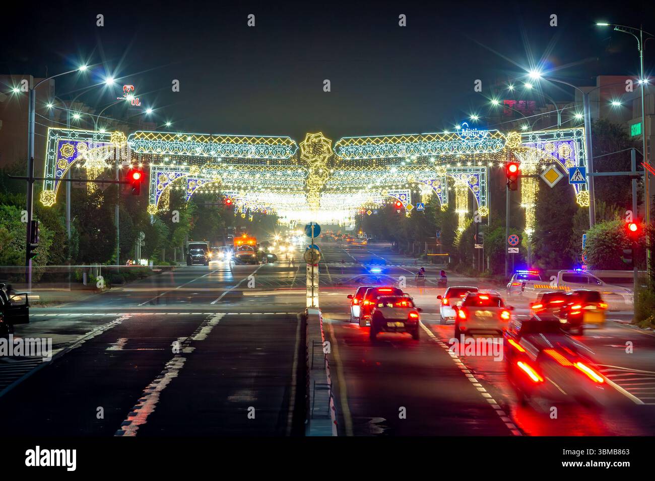 Urgench in un lungo tiro esposto, una vista su un'autostrada della città, l'Uzbekistan. Foto Stock