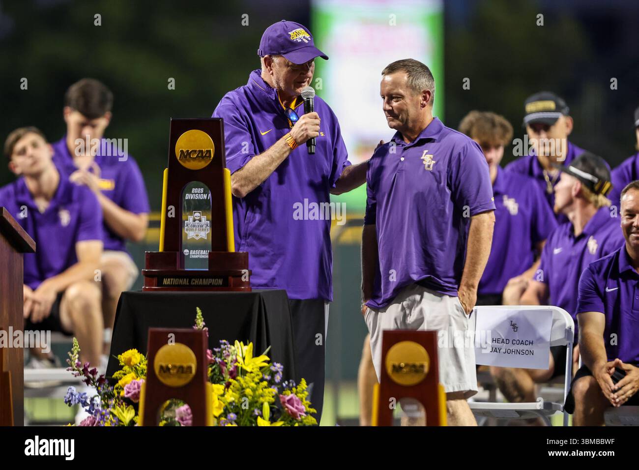 Baton Rouge, LOUISIANA, Stati Uniti. 26 giugno 2025. Il sindaco di Baton Rouge Sid Edwards pone una domanda al capo allenatore Jay Johnson durante la celebrazione del campionato nazionale di baseball LSU 2025 all'Alex Box Stadium, Skip Bertman Field a Baton Rouge, LOUISIANA. Jonathan Mailhes/CSM/Alamy Live News Foto Stock